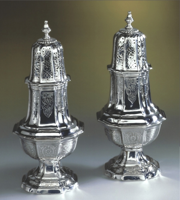 Een paar Lodewijk XIV zilveren strooibussen