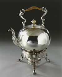 Een Lodewijk XIV zilveren waterketel op comfoor
