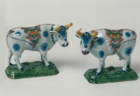 Een paar koeien van Delfts aardewerk