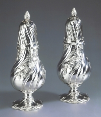 Een paar Lodewijk XV zilveren strooibussen
