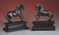 Een paar bronzen sculpturen