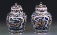Een paar dekselpotten van gekleurd Delfts aardewerk