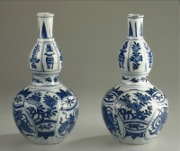 Een paar flessen van blauw-wit porselein, gemaakt voor het midden-oosten