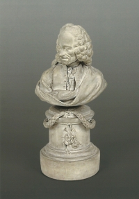Een buste, voorstellend Voltaire