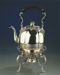 Een meloenvormige Lodewijk XV zilveren waterketel op comfoor