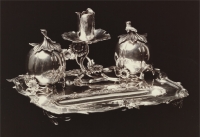 Een Lodewijk XV zilveren inktstel met kaarsenhouder