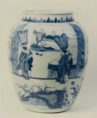 Een grote vaas van blauw-wit porselein