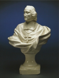 Een buste op sokkel van pâte tendre porselein, voorstellend Monsieur d&#039;Oultremont